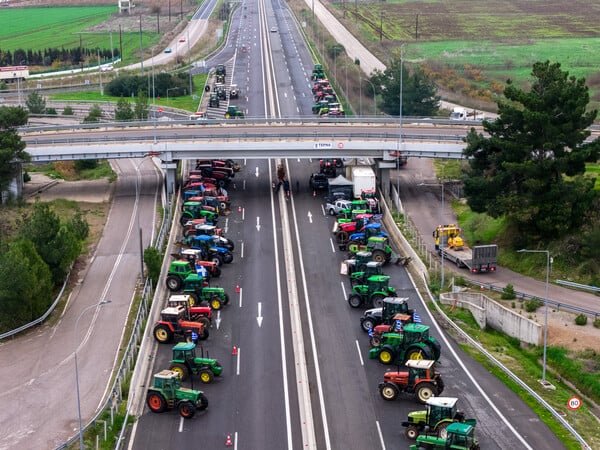 Αγρότες: Με δυσκολία διεξάγεται η έξοδος των αδειούχων - Ουρές στην Αθηνών - Λαμίας