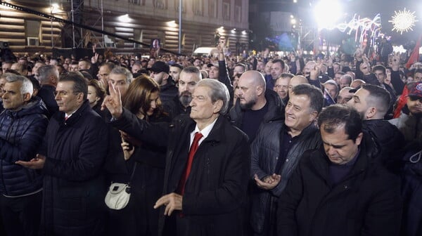 Αλβανία: Μολότοφ στο γραφείο Ράμα καθώς φουντώνουν οι διαδηλώσεις για διαφθορά