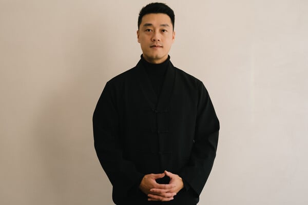 Leo Zhu: «Μου κάνει τρομερά μεγάλη εντύπωση η ανοχή των Ελλήνων απέναντι στη γραφειοκρατία. Το βρίσκω σουρεαλιστικό!»