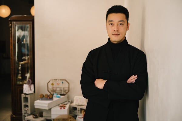 Leo Zhu: «Μου κάνει τρομερά μεγάλη εντύπωση η ανοχή των Ελλήνων απέναντι στη γραφειοκρατία. Το βρίσκω σουρεαλιστικό!»