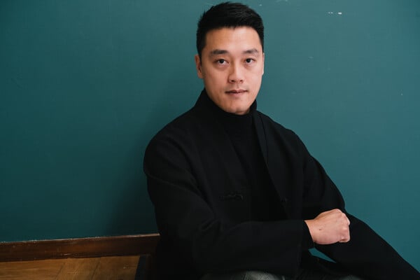 Leo Zhu: «Μου κάνει τρομερά μεγάλη εντύπωση η ανοχή των Ελλήνων απέναντι στη γραφειοκρατία. Το βρίσκω σουρεαλιστικό!»