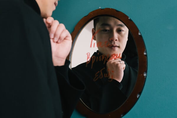 Leo Zhu: «Μου κάνει τρομερά μεγάλη εντύπωση η ανοχή των Ελλήνων απέναντι στη γραφειοκρατία. Το βρίσκω σουρεαλιστικό!»