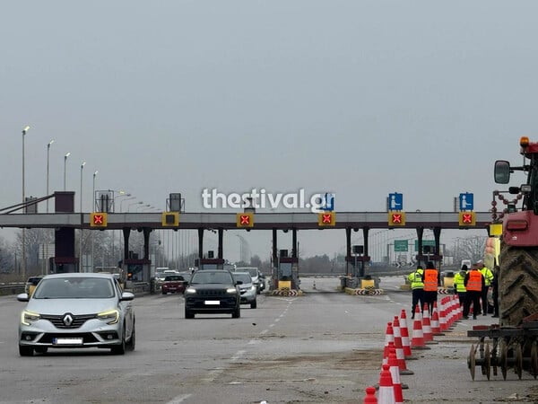 Μάλγαρα: Οι αγρότες άνοιξαν μετά από 23 μέρες το ρεύμα προς Αθήνα - Παραμένουν στο σημείο τα τρακτέρ