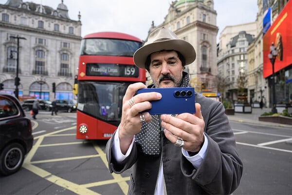 Νέα Έρευνα: Οι μισοί Ευρωπαίοι χάνουν σημαντικές στιγμές βγάζοντας φωτογραφίες