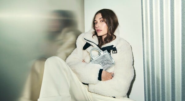 DKNY Holiday 2025: Σύγχρονο στιλ με έμπνευση από τη Νέα Υόρκη