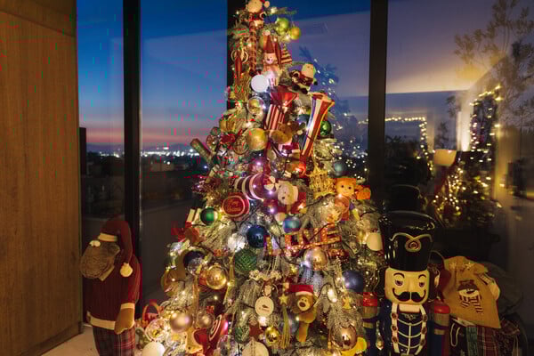 ΕΠΕΞ Ένα σπίτι που ζει για τα Χριστούγεννα/ Ένα σπίτι στο Γκάζι που θυμίζει το Harrods