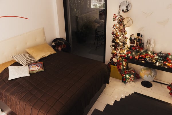 ΕΠΕΞ Ένα σπίτι που ζει για τα Χριστούγεννα/ Ένα σπίτι στο Γκάζι που θυμίζει το Harrods