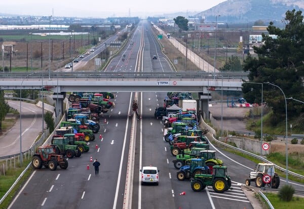 ΑΓΡΟΤΕΣ ΜΠΛΟΚΑ ΧΡΙΣΤΟΥΓΕΝΝΑ ΕΚΔΡΟΜΕΙΣ