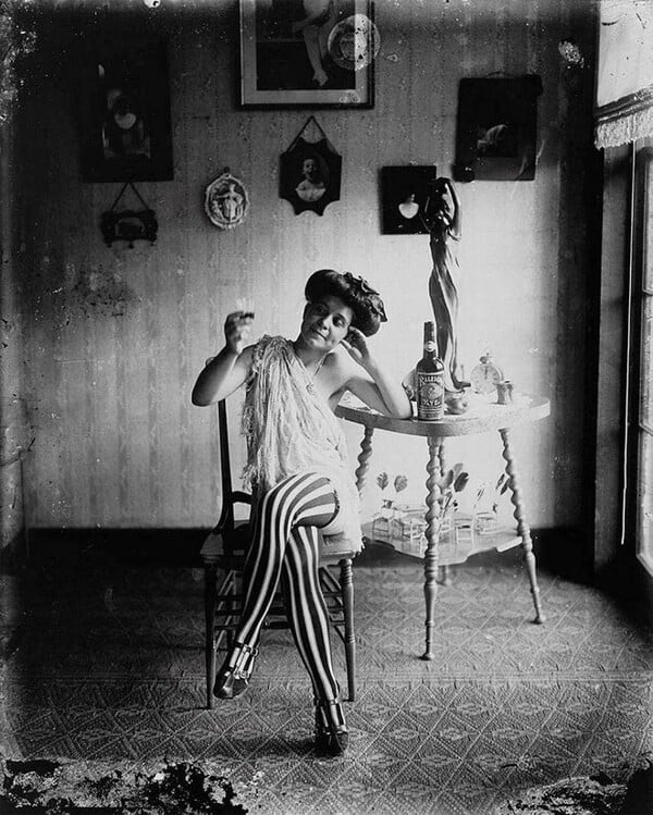 «Τι χρειάζονται λόγια εκεί, όπου η παντομίμα είνε τόσον εύγλωττη!»: Μία ώρα στο γύρισμα «ασέμνων ταινιών»