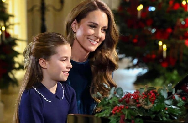 Κέιτ Μίντλετον: Το ντουέτο - έκπληξη στο πιάνο με την πριγκίπισσα Σάρλοτ για τα Χριστούγεννα