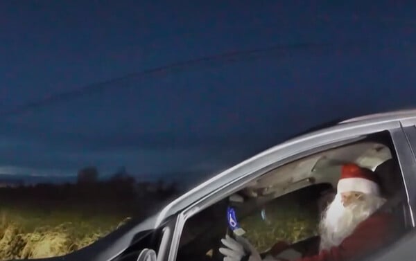 ΗΠΑ: Η τροχαία «έπιασε» τον Άγιο Βασίλη να τρέχει με υπερβολική ταχύτητα στο Οχάιο