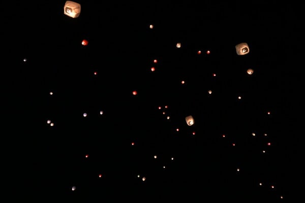 ΝΥΧΤΑ ΕΥΧΩΝ ΦΑΝΑΡΑΚΙΑ ΑΘΗΝΑ ΟΥΡΑΝΟΣ