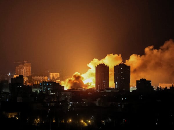 Η Ρωσία βομβαρδίζει το Κίεβο πριν τις ειρηνευτικές συνομιλίες ΗΠΑ-Ουκρανίας