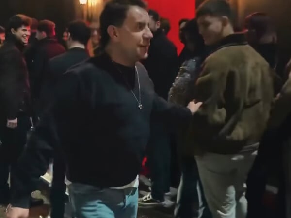 Γιώργος Μαζωνάκης: Βγήκε έξω από το νυχτερινό κέντρο για να χαιρετήσει τον κόσμο που περίμενε να μπει