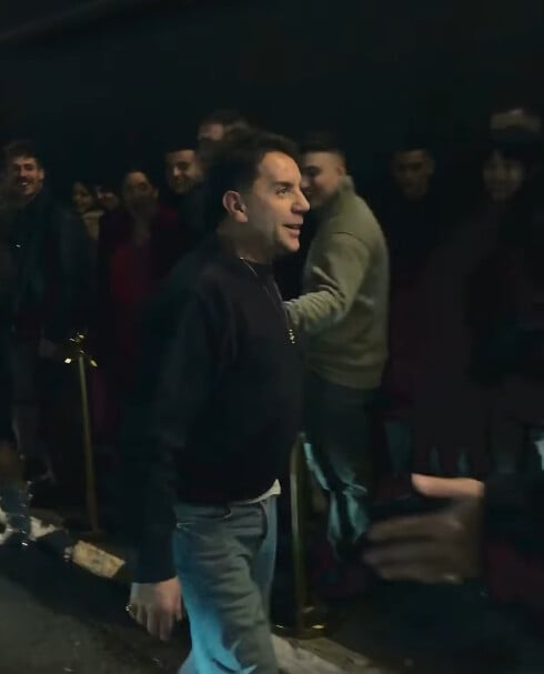 Γιώργος Μαζωνάκης: Βγήκε έξω από το νυχτερινό κέντρο για να χαιρετήσει τον κόσμο που περίμενε να μπει