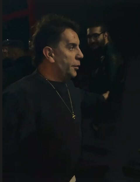 Γιώργος Μαζωνάκης: Βγήκε έξω από το νυχτερινό κέντρο για να χαιρετήσει τον κόσμο που περίμενε να μπει