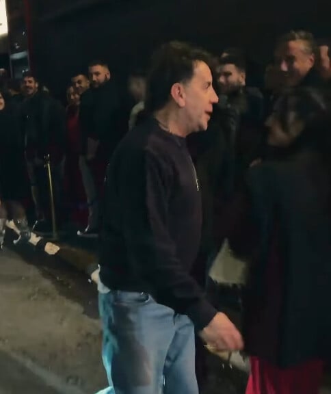 Γιώργος Μαζωνάκης: Βγήκε έξω από το νυχτερινό κέντρο για να χαιρετήσει τον κόσμο που περίμενε να μπει