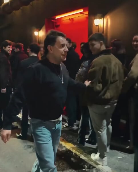 Γιώργος Μαζωνάκης: Βγήκε έξω από το νυχτερινό κέντρο για να χαιρετήσει τον κόσμο που περίμενε να μπει