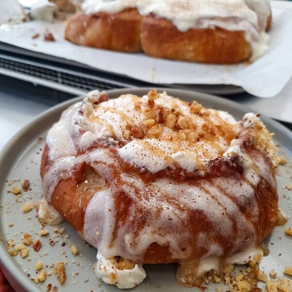 Cinnamon Rolls: Η λίστα με τα 9 πιο αφράτα buns που κάνουν τον χειμώνα στην Αθήνα να ρολάρει καλυτέρα