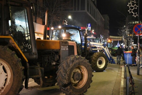 Αγρότες: Τα τρακτέρ κατέκλυσαν το κέντρο της Λάρισας 