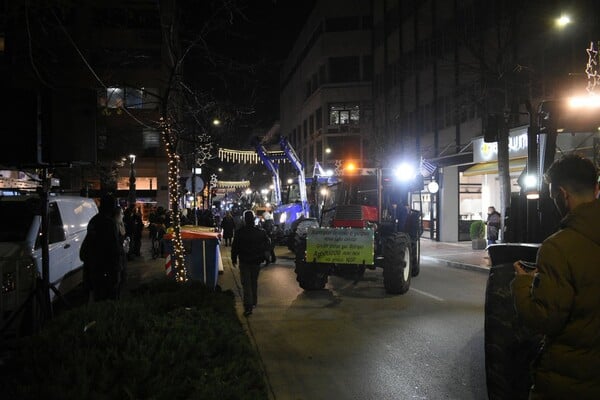 Αγρότες: Τα τρακτέρ κατέκλυσαν το κέντρο της Λάρισας 