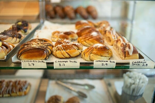 Cinnamon Rolls: Η λίστα με τα 9 πιο αφράτα buns που κάνουν τον χειμώνα στην Αθήνα να ρολάρει καλυτέρα