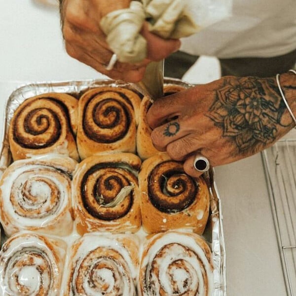 Cinnamon Rolls: Η λίστα με τα 9 πιο αφράτα buns που κάνουν τον χειμώνα στην Αθήνα να ρολάρει καλυτέρα