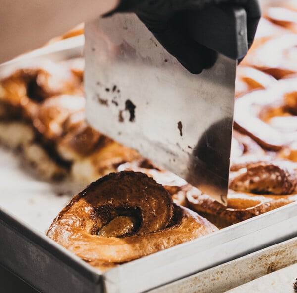 Cinnamon Rolls: Η λίστα με τα 9 πιο αφράτα buns που κάνουν τον χειμώνα στην Αθήνα να ρολάρει καλυτέρα