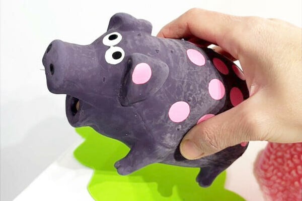 Άνοιξε το Museum of Bad Gifts στο Τορόντο - «Εκεί όπου τα αμήχανα δώρα βρίσκουν τη θέση τους»