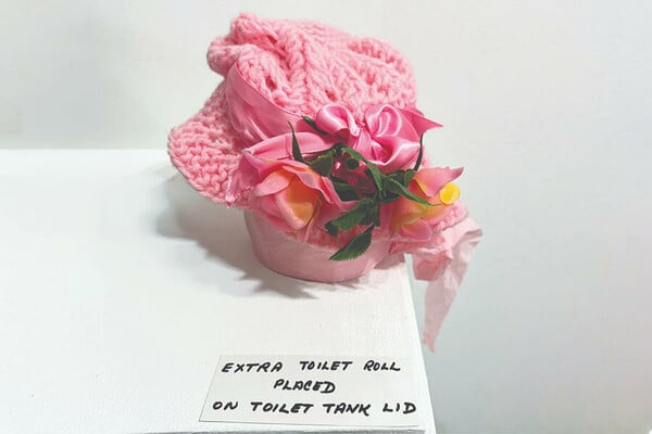 Άνοιξε το Museum of Bad Gifts στο Τορόντο - «Εκεί όπου τα αμήχανα δώρα βρίσκουν τη θέση τους»