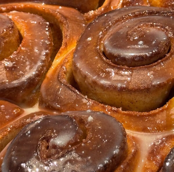 Cinnamon Rolls: Η λίστα με τα 9 πιο αφράτα buns που κάνουν τον χειμώνα στην Αθήνα να ρολάρει καλυτέρα