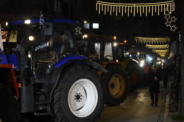 Αγρότες: Τα τρακτέρ κατέκλυσαν το κέντρο της Λάρισας 