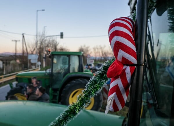 Αγροτικά μπλόκα ενόψει Πρωτοχρονιάς: Κλείνουν παρακαμπτήριες στη Νίκαια - Αποκλεισμοί σε τελωνεία 