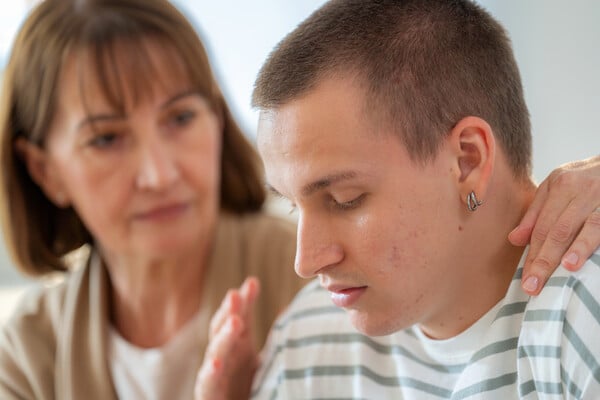 ΒΙΑ ΑΝΗΛΙΚΩΝ ΕΝΔΟΟΙΚΟΓΕΝΕΙΑΚΗ ΒΙΑ ΛΟΝΔΙΝΟ