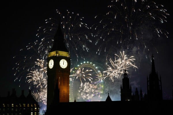 Από την πλατεία Συντάγματος έως την Κοπακαμπάνα – Πώς υποδέχθηκε ο πλανήτης το 2026