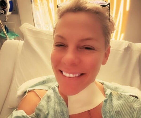 PINK ΤΡΑΓΟΥΔΙΣΤΡΙΑ ΠΡΩΤΟΧΡΟΝΙΑ ΝΟΣΟΚΟΜΕΙΟ