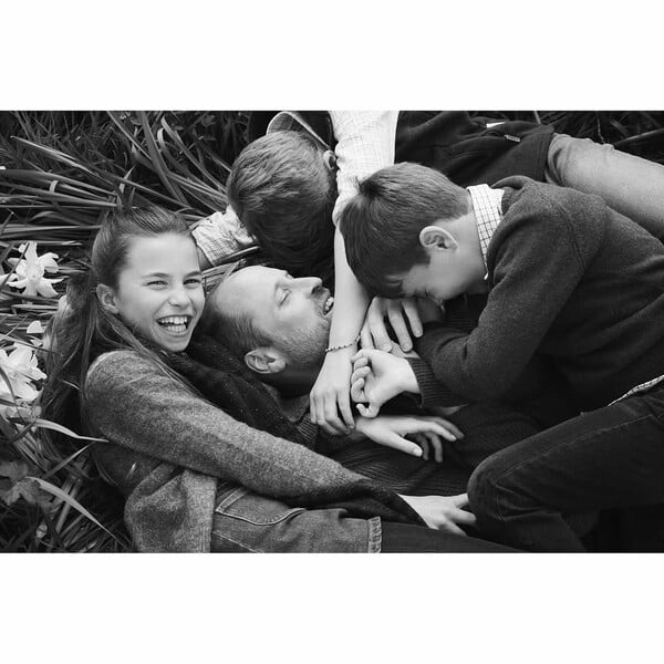 Βασιλικός φωτογράφος μοιράζεται την αγαπημένη του φωτογραφία με τον πρίγκιπα Ουίλιαμ σε μια αυθόρμητη στιγμή