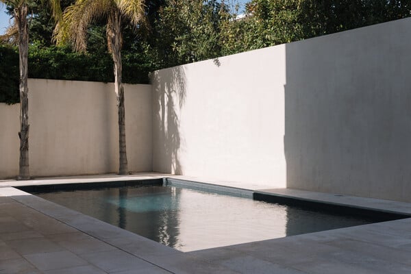 Ένα σκανδιναβοϊαπωνικό σπίτι στη Βούλα/ Ένα λιτό σπίτι με σκανδιναβικές γραμμές/ Ένα σπίτι με επικούρεια φρόνηση