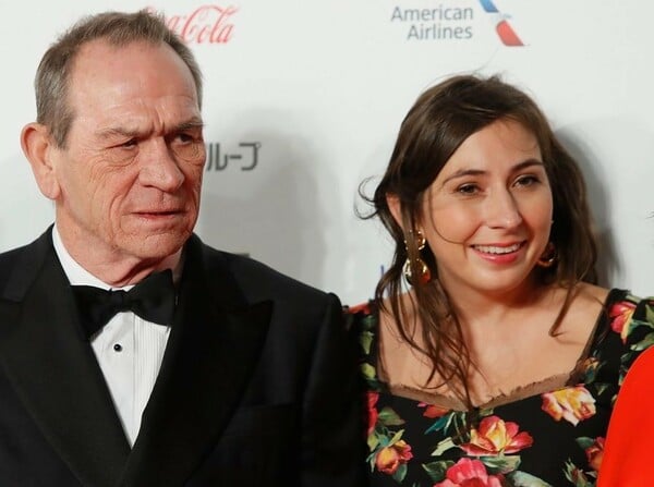 Τόμι Λι Τζόουνς: H κόρη του βρέθηκε νεκρή σε δώματιο ξενοδοχείου στο Σαν Φρανσίσκο