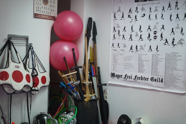 Ακαδημία «Λέοντες»: Ένα βράδυ στον Πειραιά με σπαθιά και βυζαντινές πανοπλίες