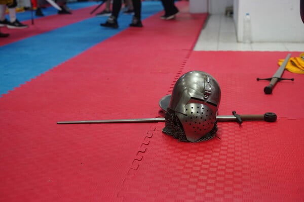 Ακαδημία «Λέοντες»: Ένα βράδυ στον Πειραιά με σπαθιά και βυζαντινές πανοπλίες