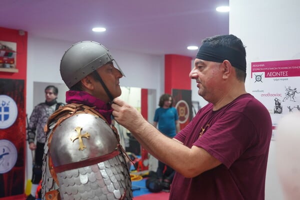 Ακαδημία «Λέοντες»: Ένα βράδυ στον Πειραιά με σπαθιά και βυζαντινές πανοπλίες