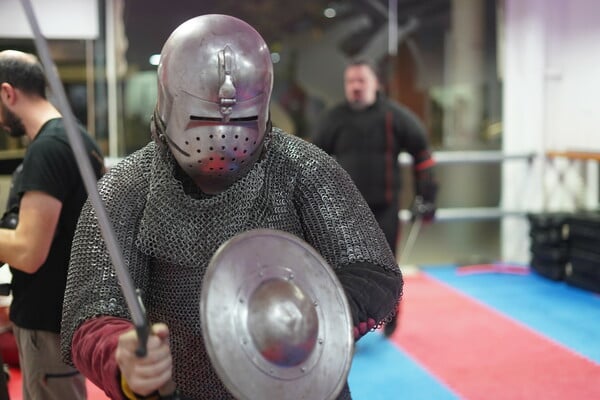 Ακαδημία «Λέοντες»: Ένα βράδυ στον Πειραιά με σπαθιά και βυζαντινές πανοπλίες