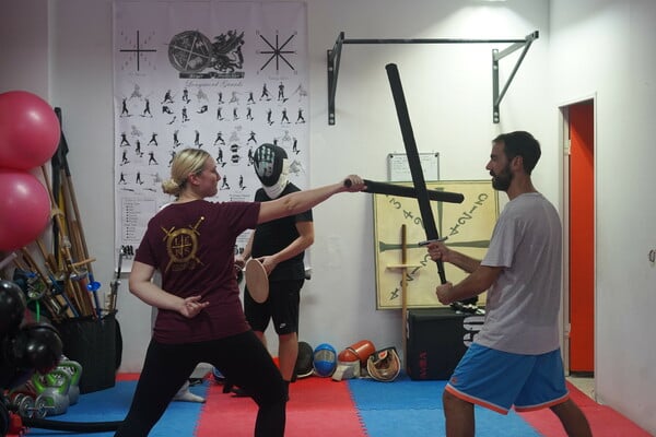 Ακαδημία «Λέοντες»: Ένα βράδυ στον Πειραιά με σπαθιά και βυζαντινές πανοπλίες