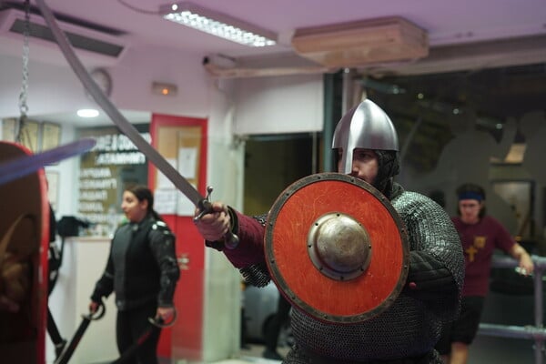 ΕΠΕΞ Ακαδημία «Λέοντες»: Ένα βράδυ στον Πειραιά με σπαθιά και βυζαντινές πανοπλίες