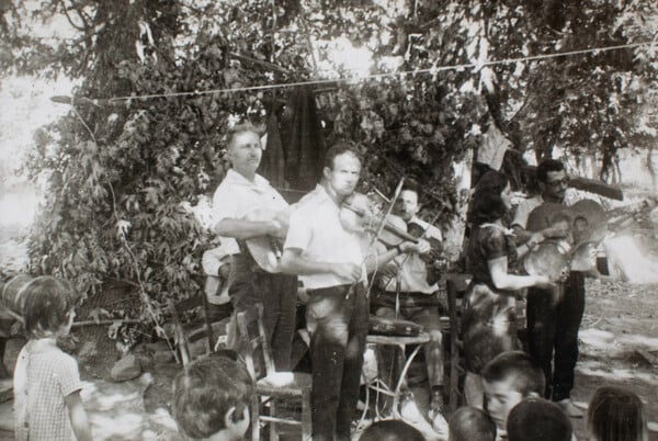 Παίζοντας βιολί στα πανηγύρια στα χωριά τα ’60s, προτού έρθουν οι φίρμες 