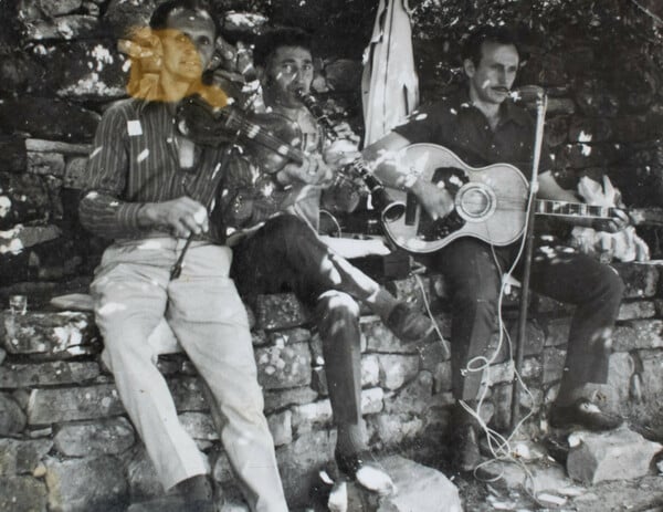 Παίζοντας βιολί στα πανηγύρια στα χωριά τα ’60s, προτού έρθουν οι φίρμες 