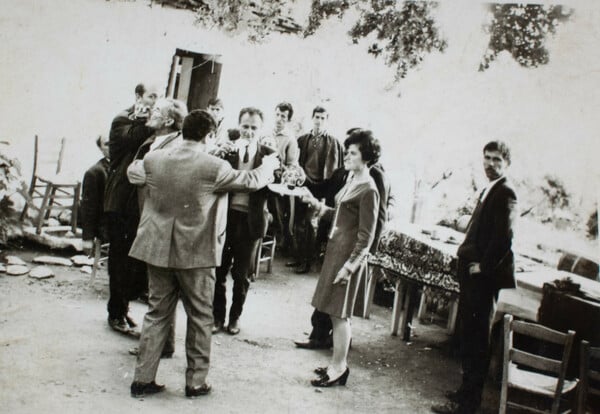 Παίζοντας βιολί στα πανηγύρια στα χωριά τα ’60s, προτού έρθουν οι φίρμες 