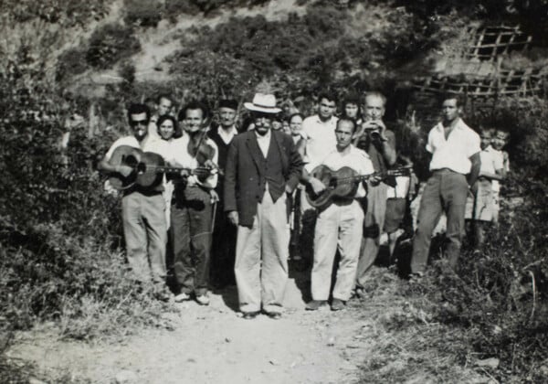 Παίζοντας βιολί στα πανηγύρια στα χωριά τα ’60s, προτού έρθουν οι φίρμες 