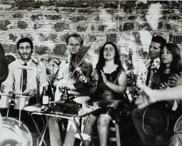 Παίζοντας βιολί στα πανηγύρια στα χωριά τα ’60s, προτού έρθουν οι φίρμες 